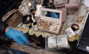 zabezpieczona gotówka oraz biżuteria