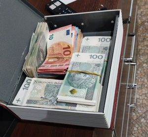 zabezpieczona gotówka oraz biżuteria