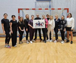 Samoobrona dla kobiet w Policji ćwiczenia na hali