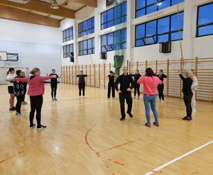 Samoobrona dla kobiet w Policji ćwiczenia na hali