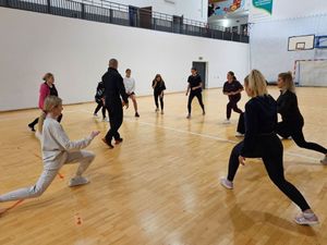 Samoobrona dla kobiet w Policji ćwiczenia na hali