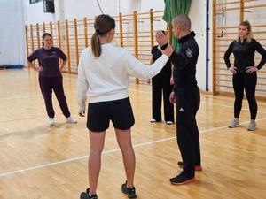 Samoobrona dla kobiet w Policji ćwiczenia na hali