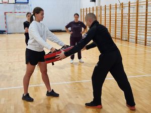 Samoobrona dla kobiet w Policji ćwiczenia na hali