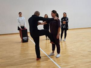 Samoobrona dla kobiet w Policji ćwiczenia na hali