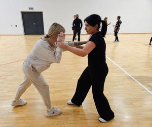 Samoobrona dla kobiet w Policji ćwiczenia na hali