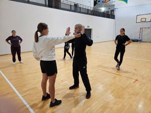 Samoobrona dla kobiet w Policji ćwiczenia na hali