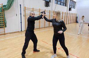 Samoobrona dla kobiet w Policji ćwiczenia na hali