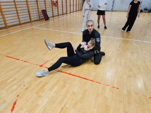 Samoobrona dla kobiet w Policji ćwiczenia na hali