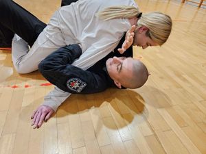 Samoobrona dla kobiet w Policji ćwiczenia na hali