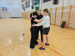 Samoobrona dla kobiet w Policji ćwiczenia na hali