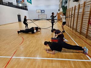 Samoobrona dla kobiet w Policji ćwiczenia na hali