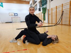 Samoobrona dla kobiet w Policji ćwiczenia na hali