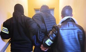 zatrzymany w asyście policjantów