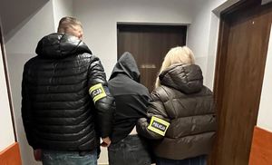 zatrzymana w asyście policjantów