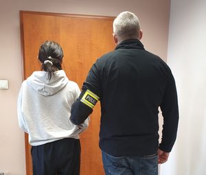 zatrzymana w asyście policjantów