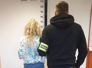 zatrzymana w asyście policjantów