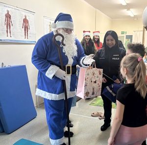 Niebieski Święty Mikołaj odwiedził konecki szpital