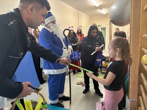 Niebieski Święty Mikołaj odwiedził konecki szpital