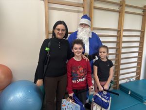 Niebieski Święty Mikołaj odwiedził konecki szpital