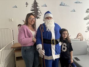 Niebieski Święty Mikołaj odwiedził konecki szpital