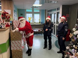 policjanci w szpitalu z Mikołajem