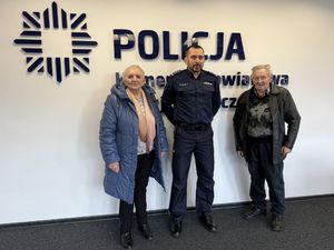 komendant i dwie osoby starsze