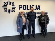 komendant i dwie osoby starsze