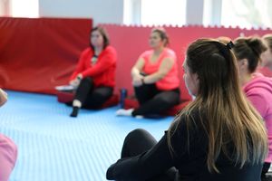 Klub przedsiębiorczych mam w policyjnej hali treningowej – szkolenie z samoobrony