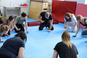 Klub przedsiębiorczych mam w policyjnej hali treningowej – szkolenie z samoobrony