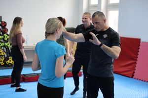Klub przedsiębiorczych mam w policyjnej hali treningowej – szkolenie z samoobrony