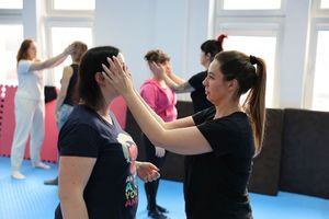 Klub przedsiębiorczych mam w policyjnej hali treningowej – szkolenie z samoobrony
