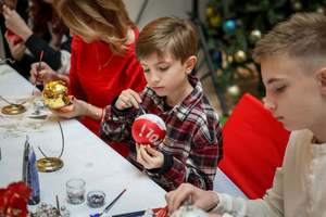 W szczytnym celu ozdabiali bombki