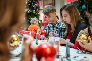 W szczytnym celu ozdabiali bombki