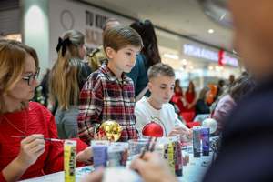 W szczytnym celu ozdabiali bombki