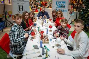 W szczytnym celu ozdabiali bombki