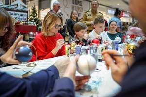 W szczytnym celu ozdabiali bombki