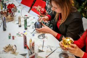 W szczytnym celu ozdabiali bombki