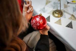 W szczytnym celu ozdabiali bombki