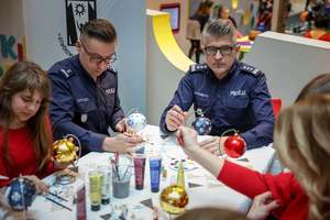 W szczytnym celu ozdabiali bombki