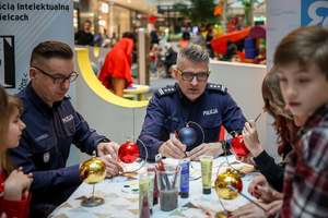 W szczytnym celu ozdabiali bombki