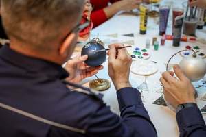 W szczytnym celu ozdabiali bombki