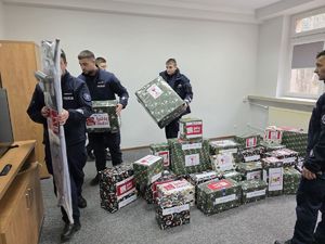 Funkcjonariusze z OPP w Kielcach włączyli się w akcję „Szlachetna Paczka”