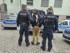 zatrzymany w asyście policjantów