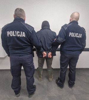 zatrzymany w asyście policjantów