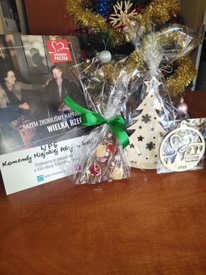 Policjanci z Wydziału do walki z Przestępczością Gospodarczą kieleckiej komendy wsparli potrzebującą osobę w ramach akcji „Szlachetna Paczka”