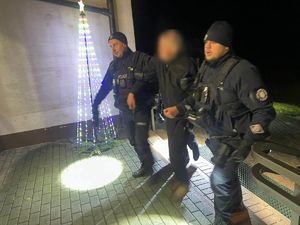 Odnaleziony senior prowadzony przez policjantów