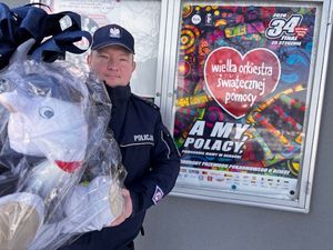 Policyjne maskotki przekazane na licytacje WOŚP