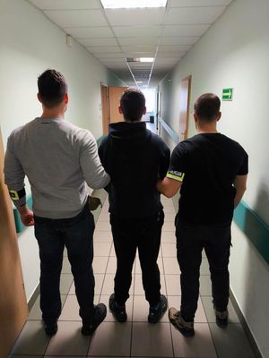 zatrzymany w asyście policjantów