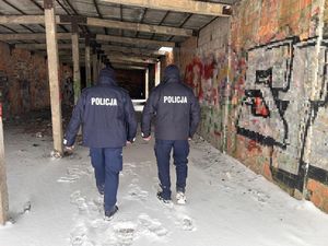 Koneccy policjanci sprawdzają miejsca, gdzie mogą grupować się osoby w kryzysie bezdomności