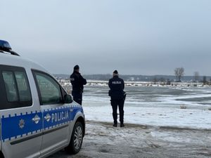 Funkcjonariusze z Komendy Powiatowej Policji w Pińczowie monitorują zbiorniki wodne
